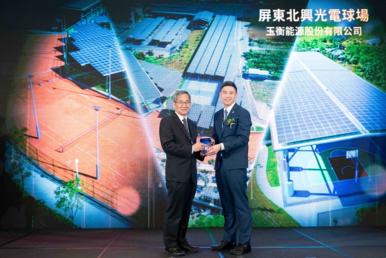 【經濟日報】百年公墓蛻變成光電球場 寶島陽光玉衡能源榮獲2025國家卓越建設獎(圖)